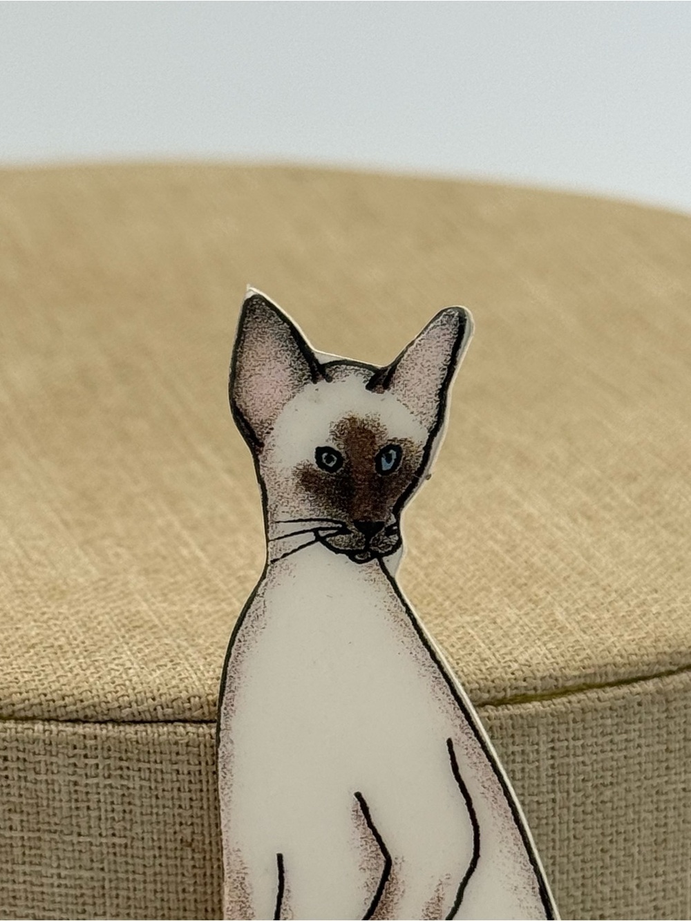 The wendelline 1992 Siamese Cat Decorative Pin - Cream and Brown - Picture 3 of 4